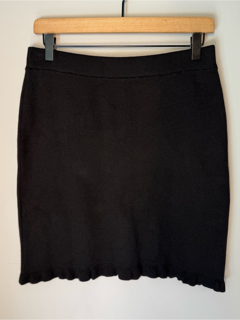 PILCRO Modern Knit Black Stretchy Mini Tube Skirt Scalloped Ruffle Hem Sz M - Picture 2 of 9